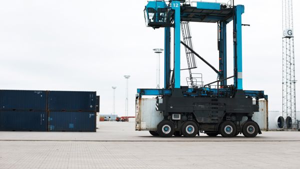Straddle Carrier