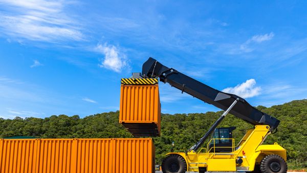 Reach stacker